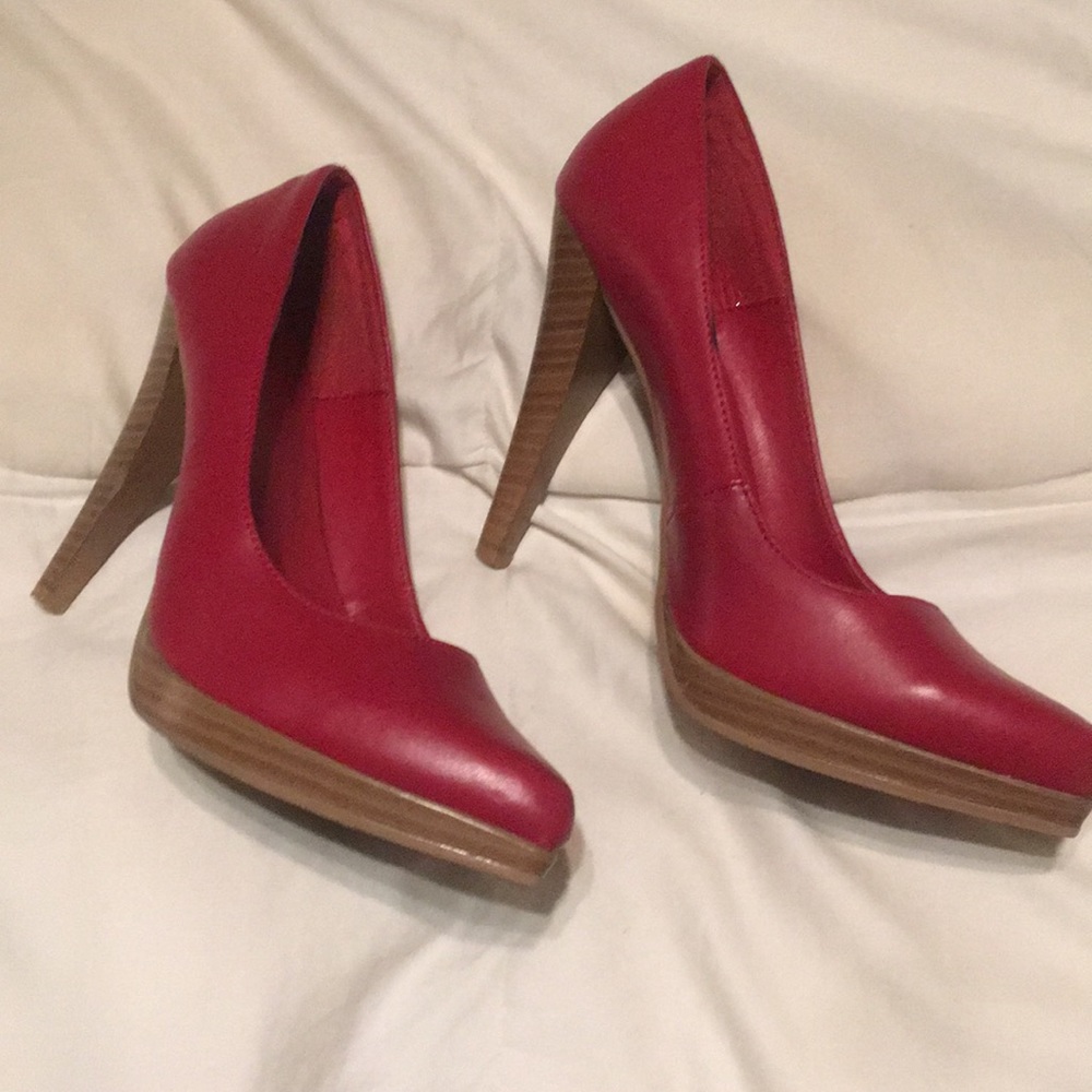 Red pumps - Picture 2 of 3